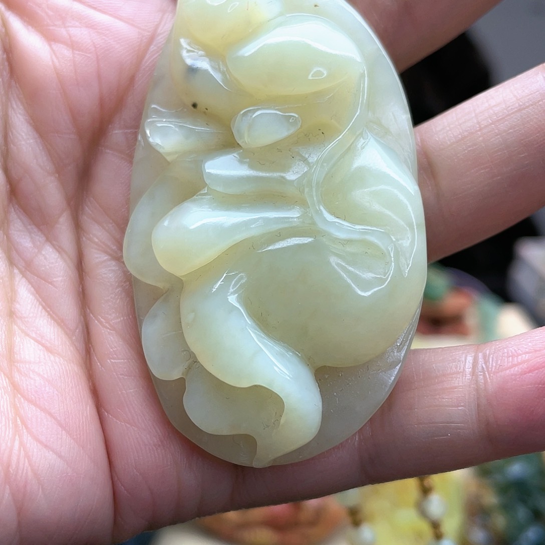 蛇纹石玉颈饰未镶嵌