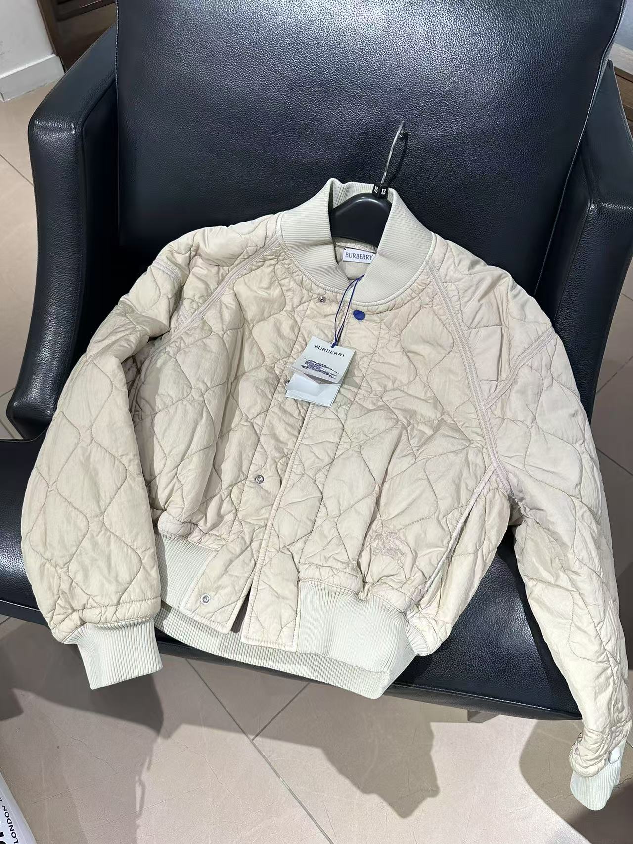 未使用 BURBERRY/博柏利 女款纯色菱形纹单排扣棉服