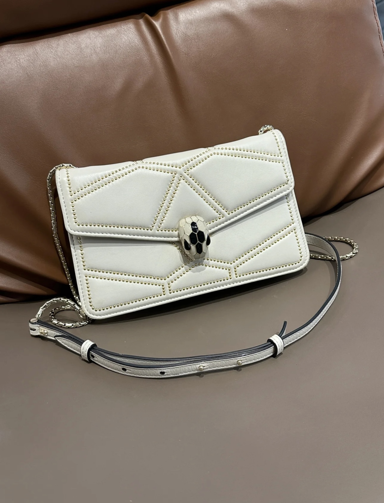 95新 BVLGARI/宝格丽 宝格丽 奶油白铆钉蛇头斜挎包 