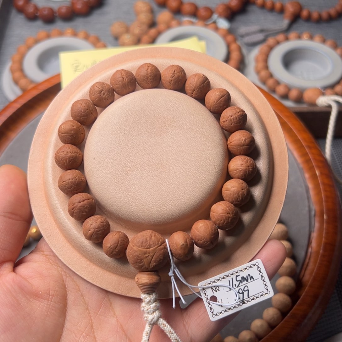 凤眼菩提吊坠巨**塞红皮，密度足，高油