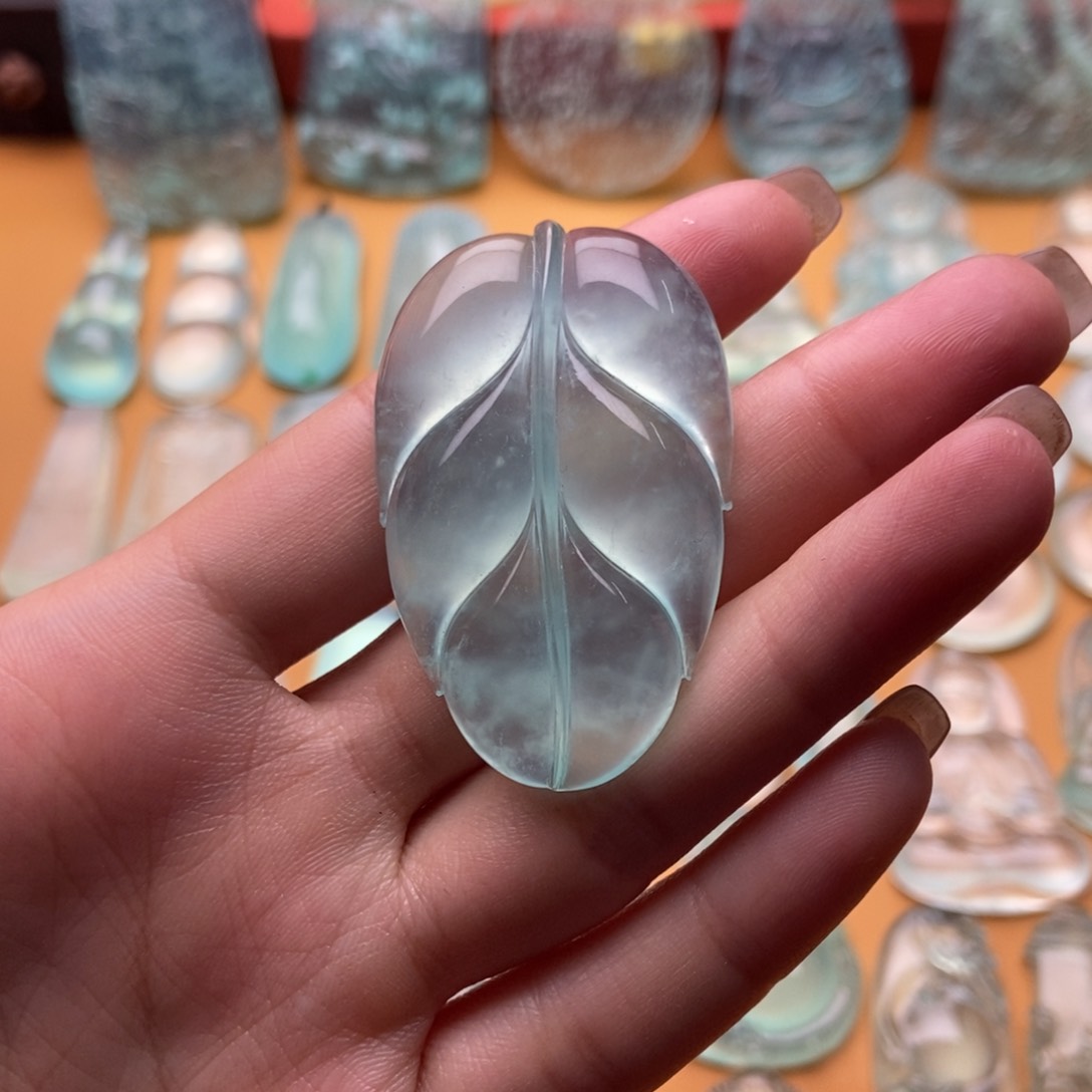 蛇纹石玉颈饰未镶嵌叶子