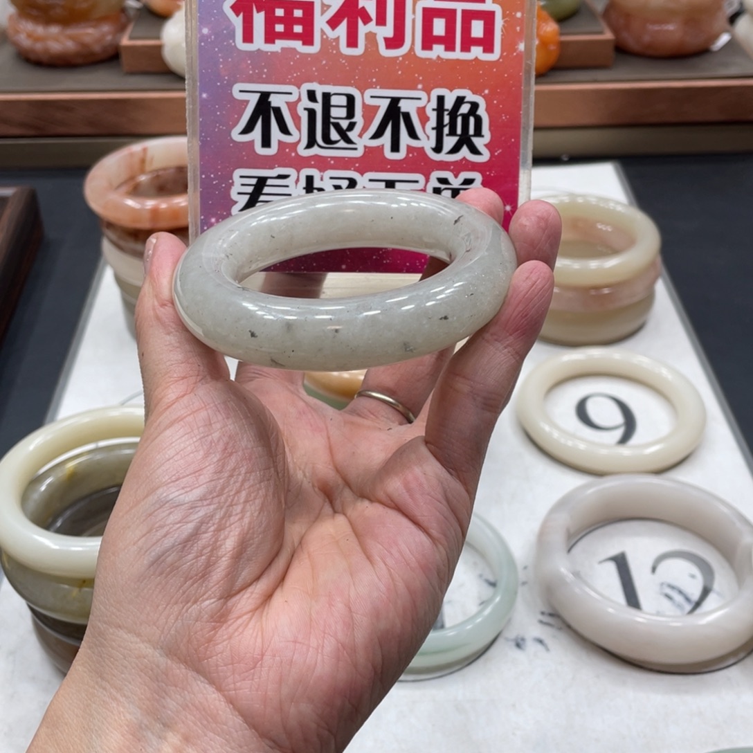 喵****石英质玉未镶嵌手镯
