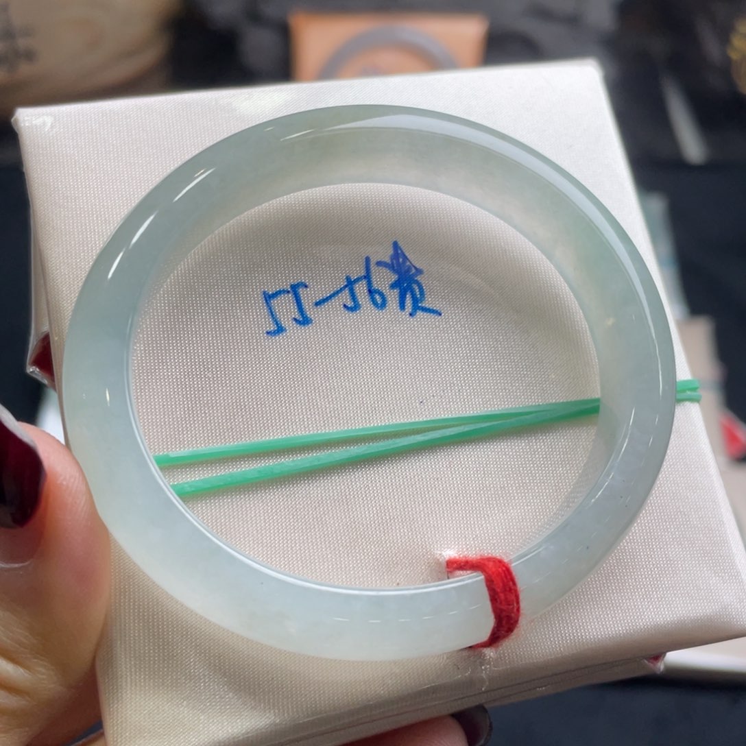 翡翠手镯未镶嵌翡翠手镯