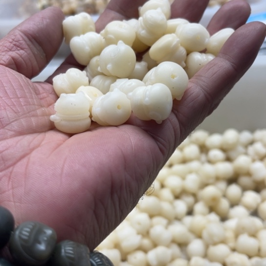 吊坠白玉菩提瑕疵15白玉猫20颗