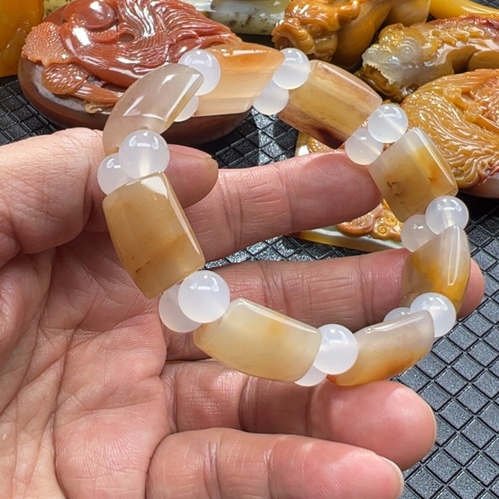 石英质玉（黄龙玉）颈饰未镶嵌