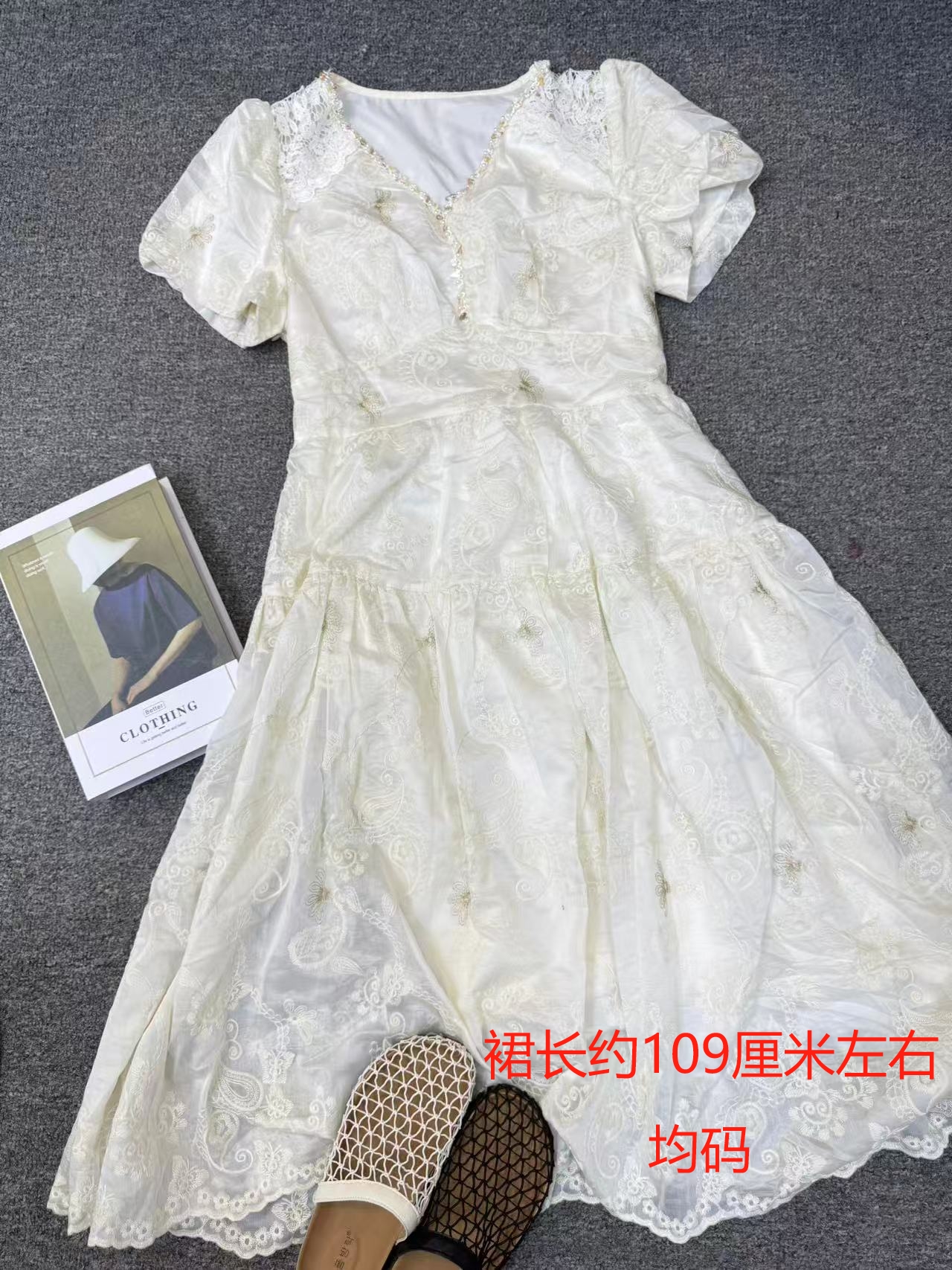 58220天丝质感刺绣蕾丝拼接连衣裙