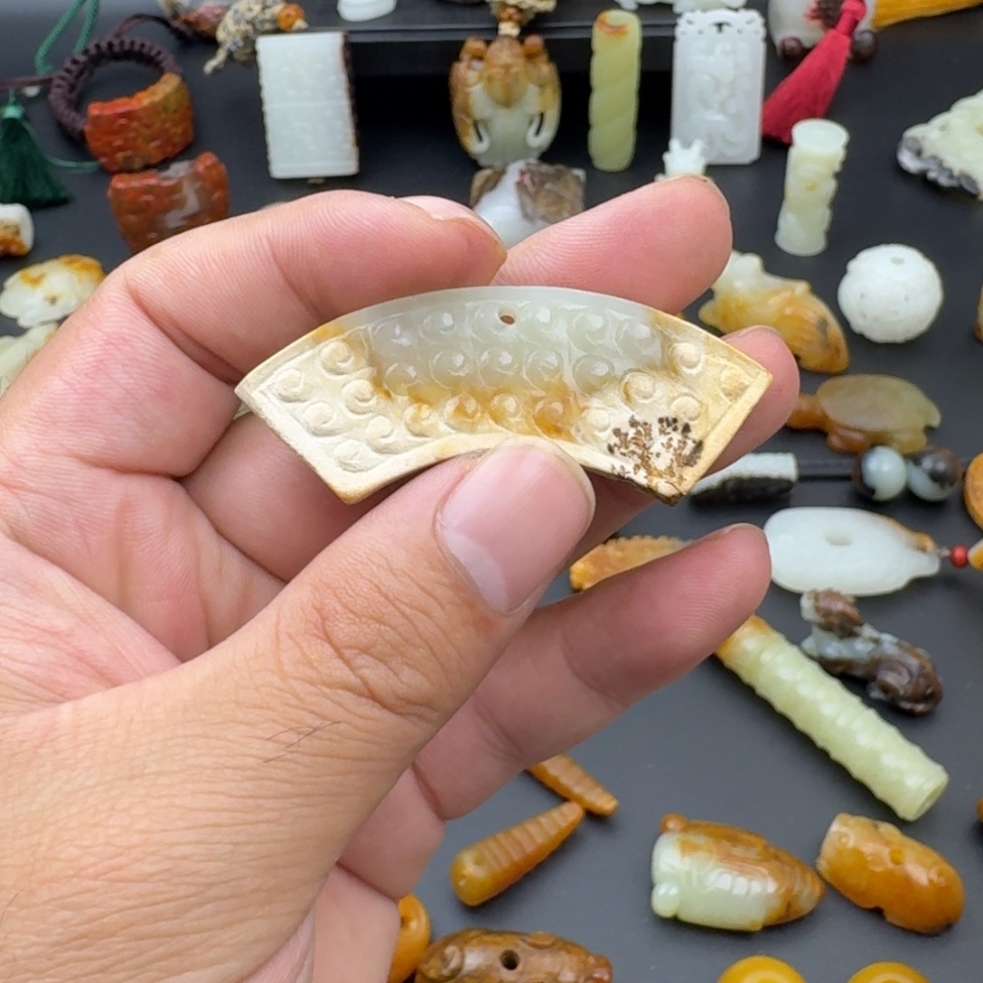 李***茶和田玉（糖玉）未镶嵌颈饰