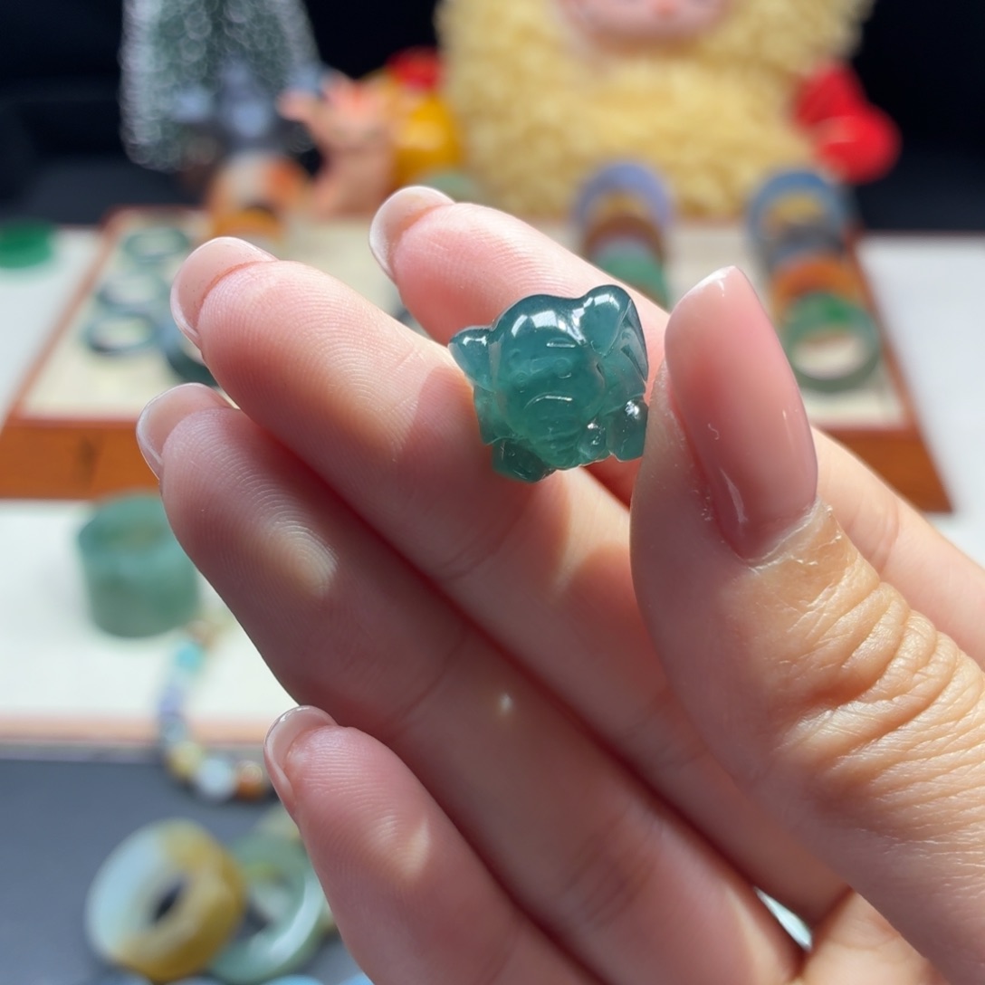 颈饰未镶嵌翡翠吉象 蓝蓝