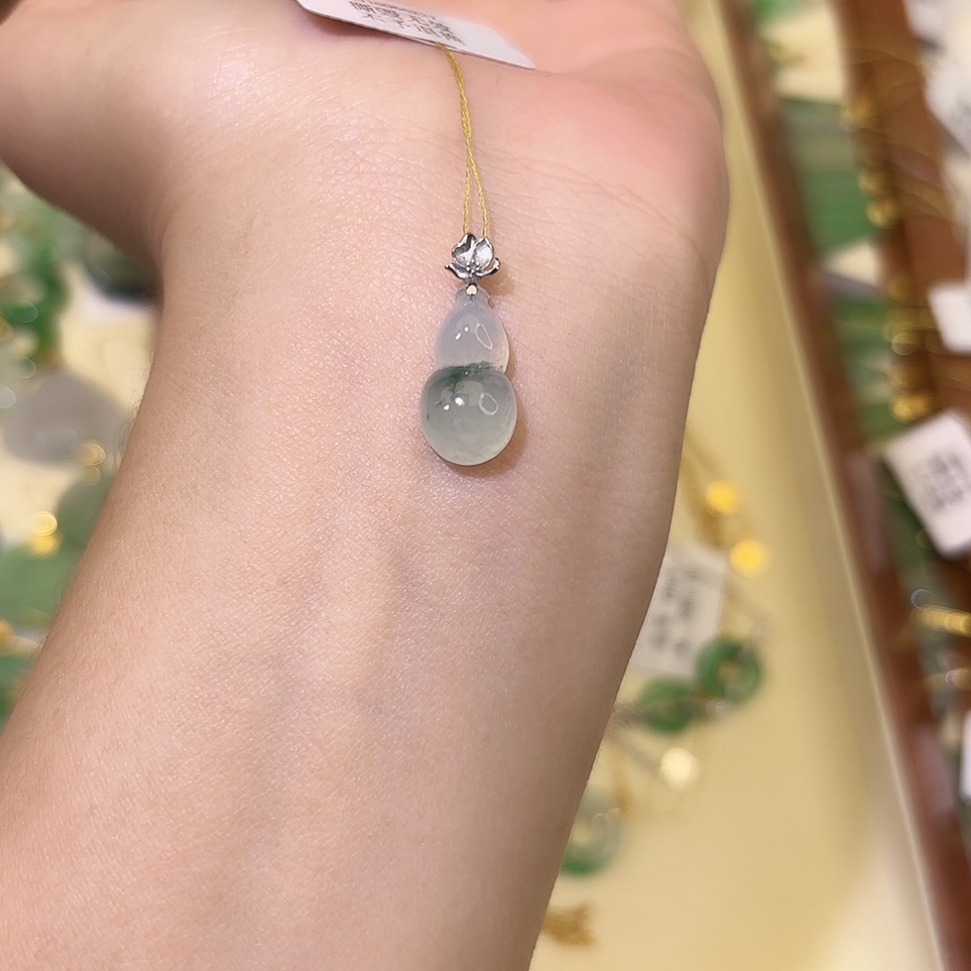 愺****翡翠18K金镶嵌颈饰葫芦