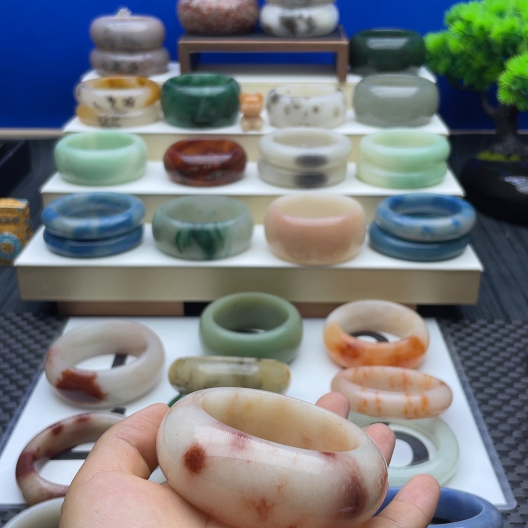 欣****石英质玉手镯未镶嵌