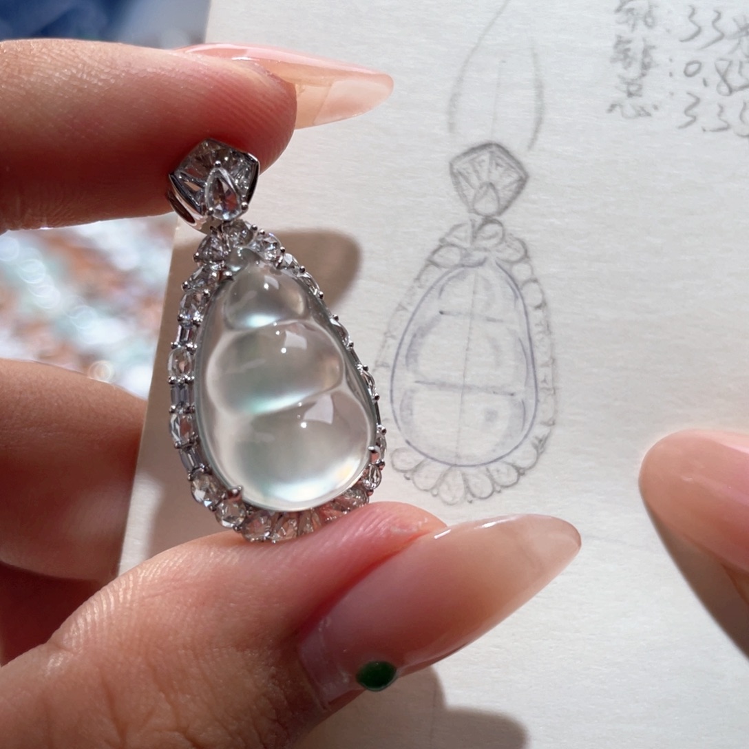 颈饰18K金镶嵌翡翠豆子