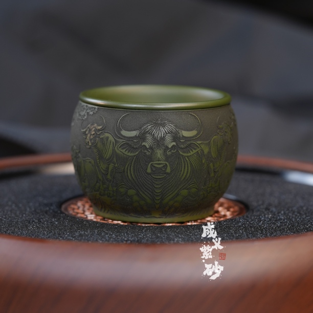 宜兴全手工紫砂茶具原矿绿泥泥料刻绘五牛图双层主人杯品茗杯茶具