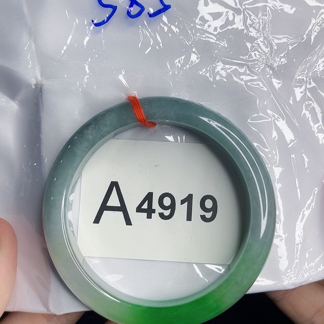翡翠手镯未镶嵌微瑕