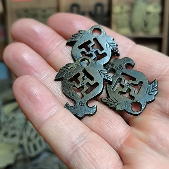 君***巅硅胶拉手三个，包浆自然