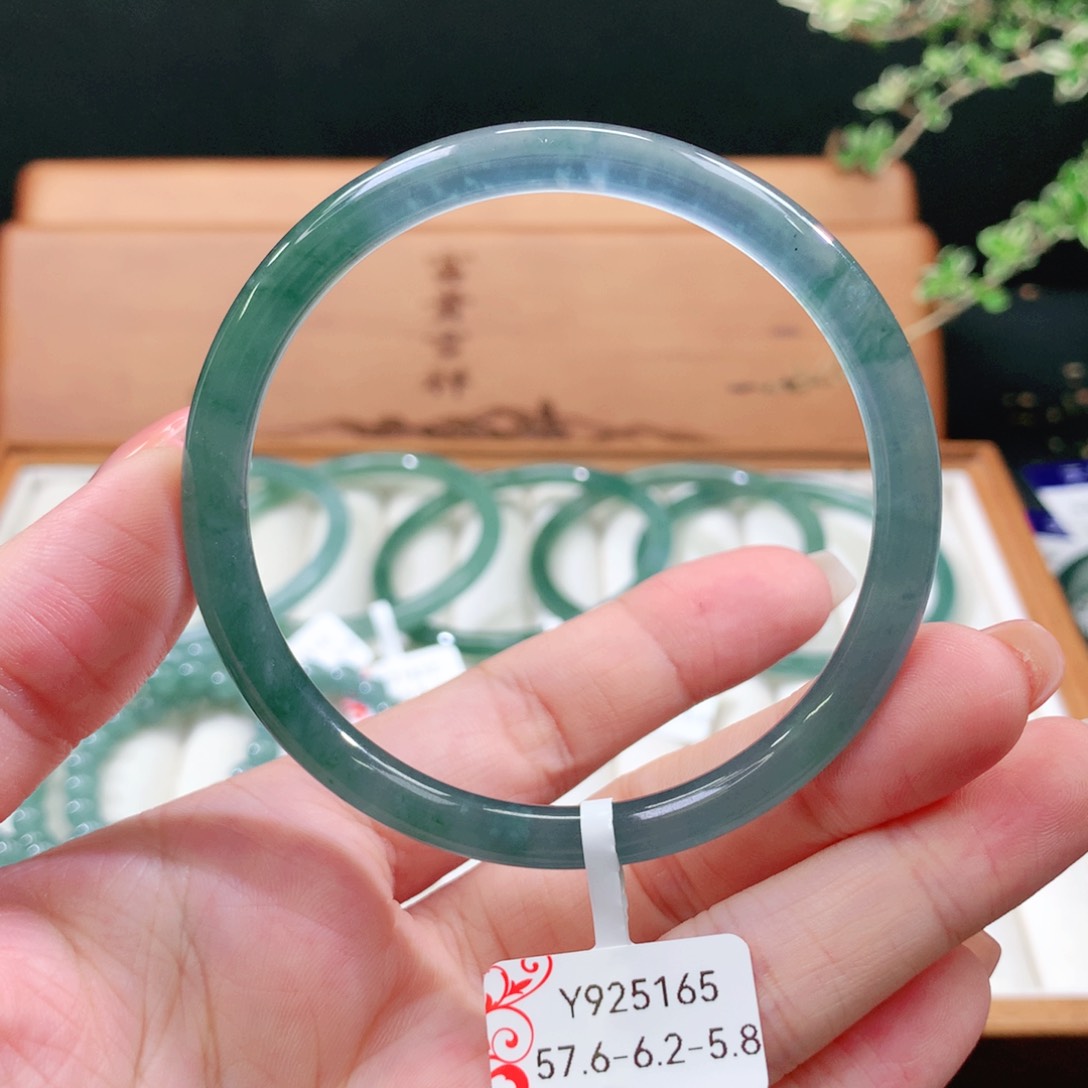 翡翠手镯未镶嵌天然