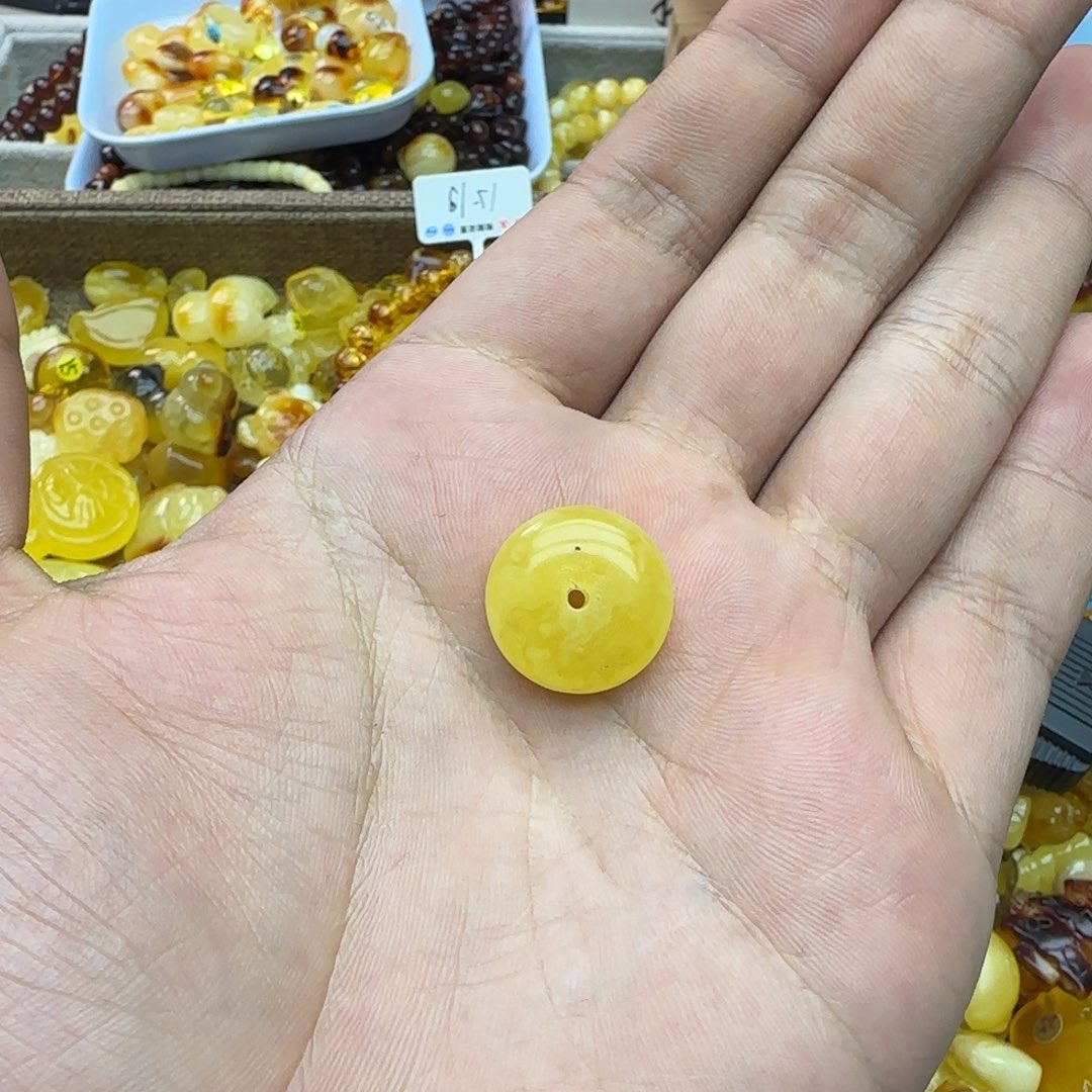 V***_琥珀未镶嵌裸石蜜蜡扣子2.05g