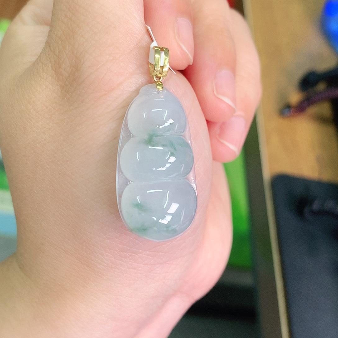 翡翠颈饰18K金镶嵌冰胶飘绿大豆子