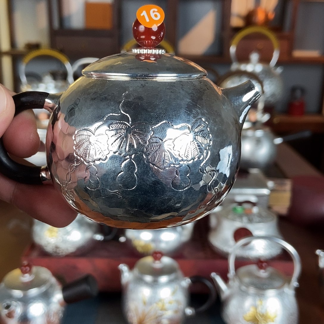 在***。纯手工制作一铜壶制作