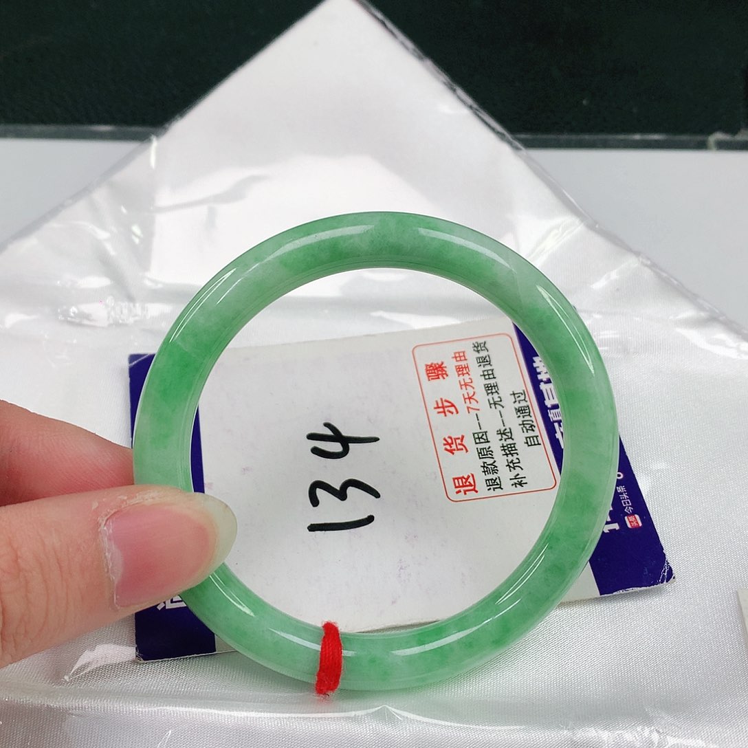 翡翠手镯未镶嵌翡翠