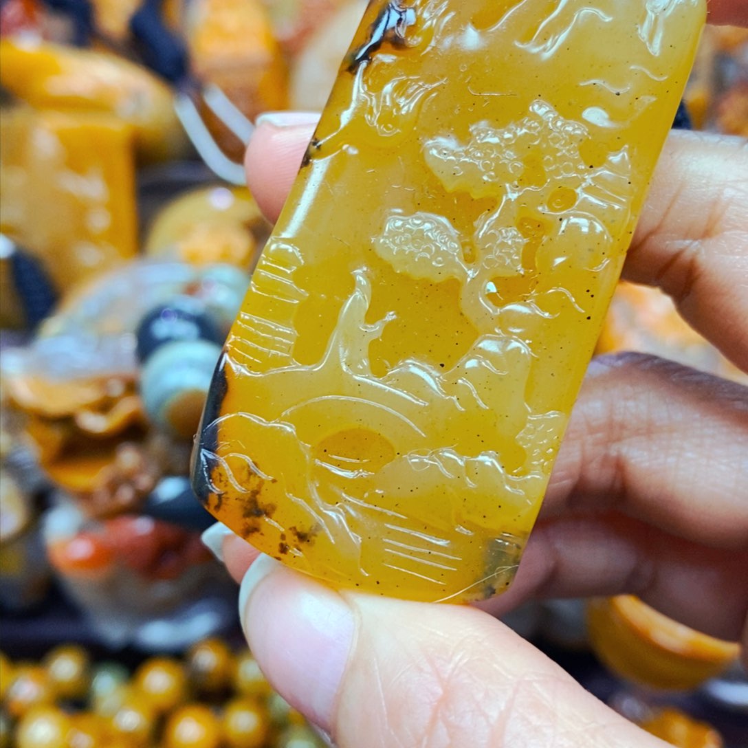 未镶嵌石英质玉（黄龙玉）颈饰