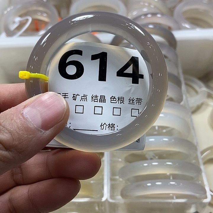 莫***玛瑙/玉髓未镶嵌手镯