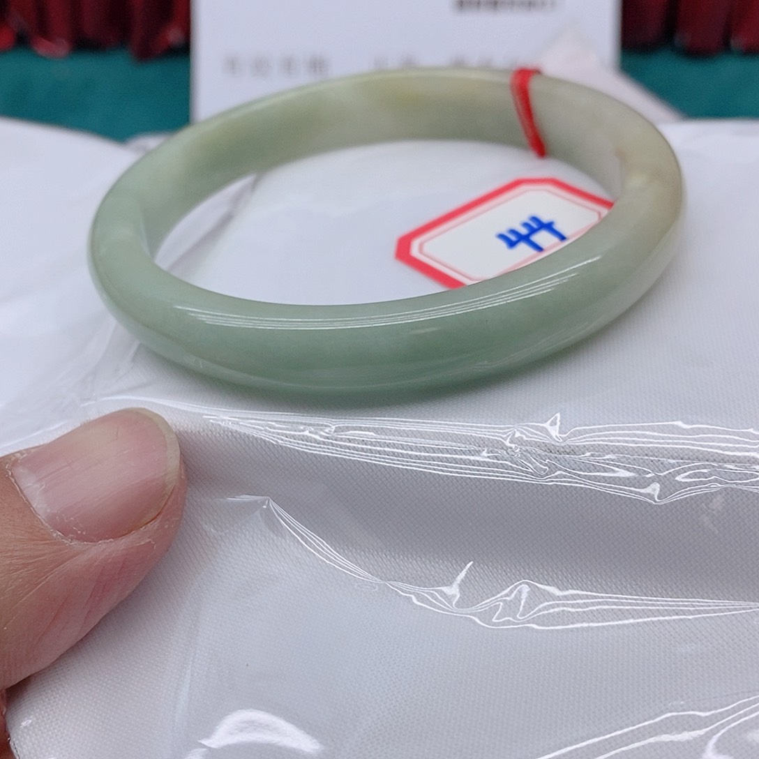 翡翠手镯未镶嵌就**子444444444