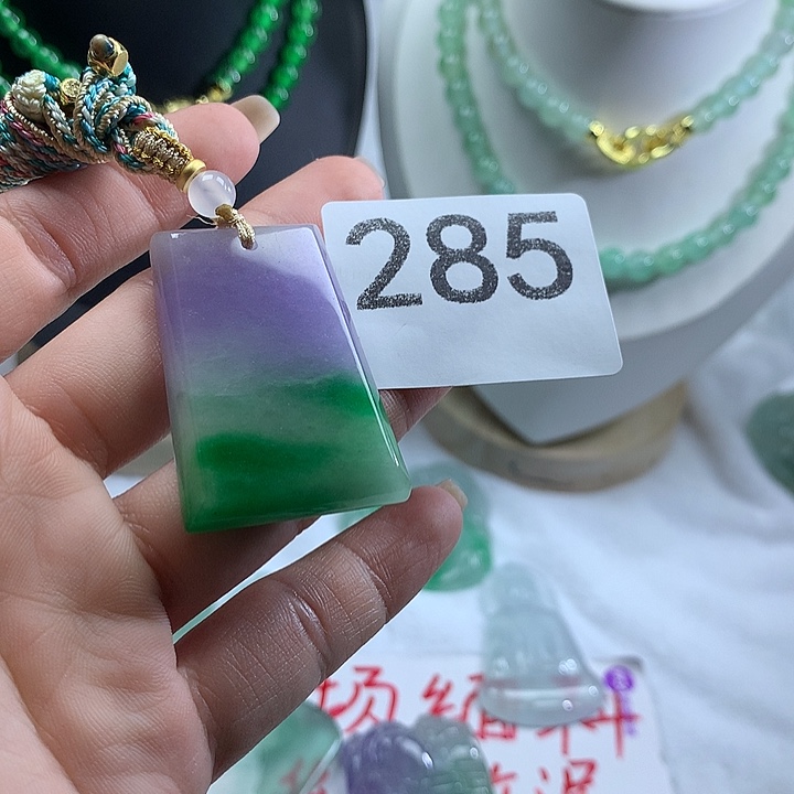 翡翠未镶嵌吊坠(赠链)