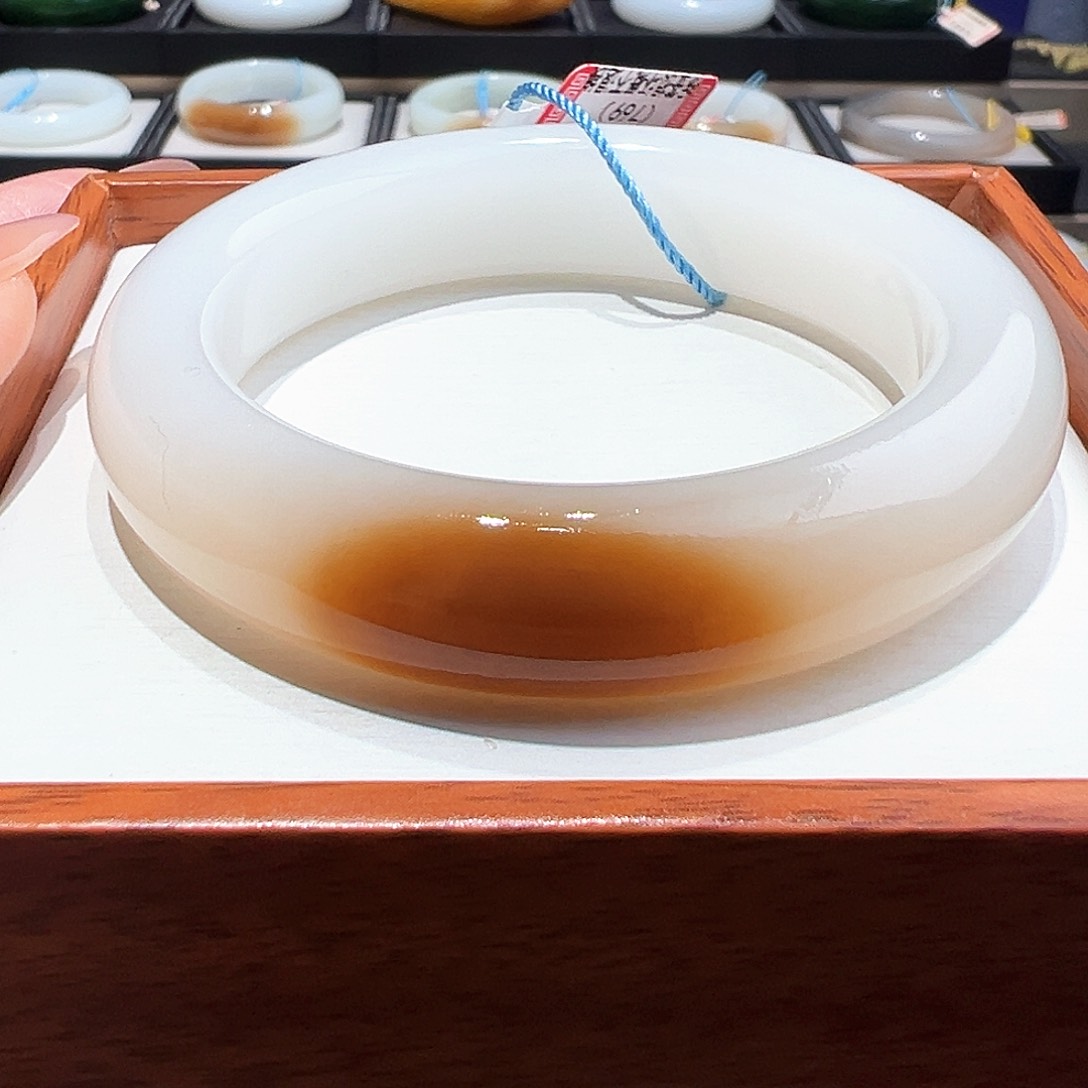 未镶嵌手镯和田玉奶酪底红糖白肉
