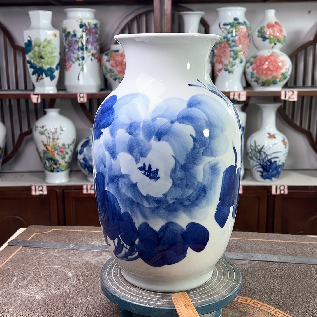 摆件景德镇陶瓷大冬青牡