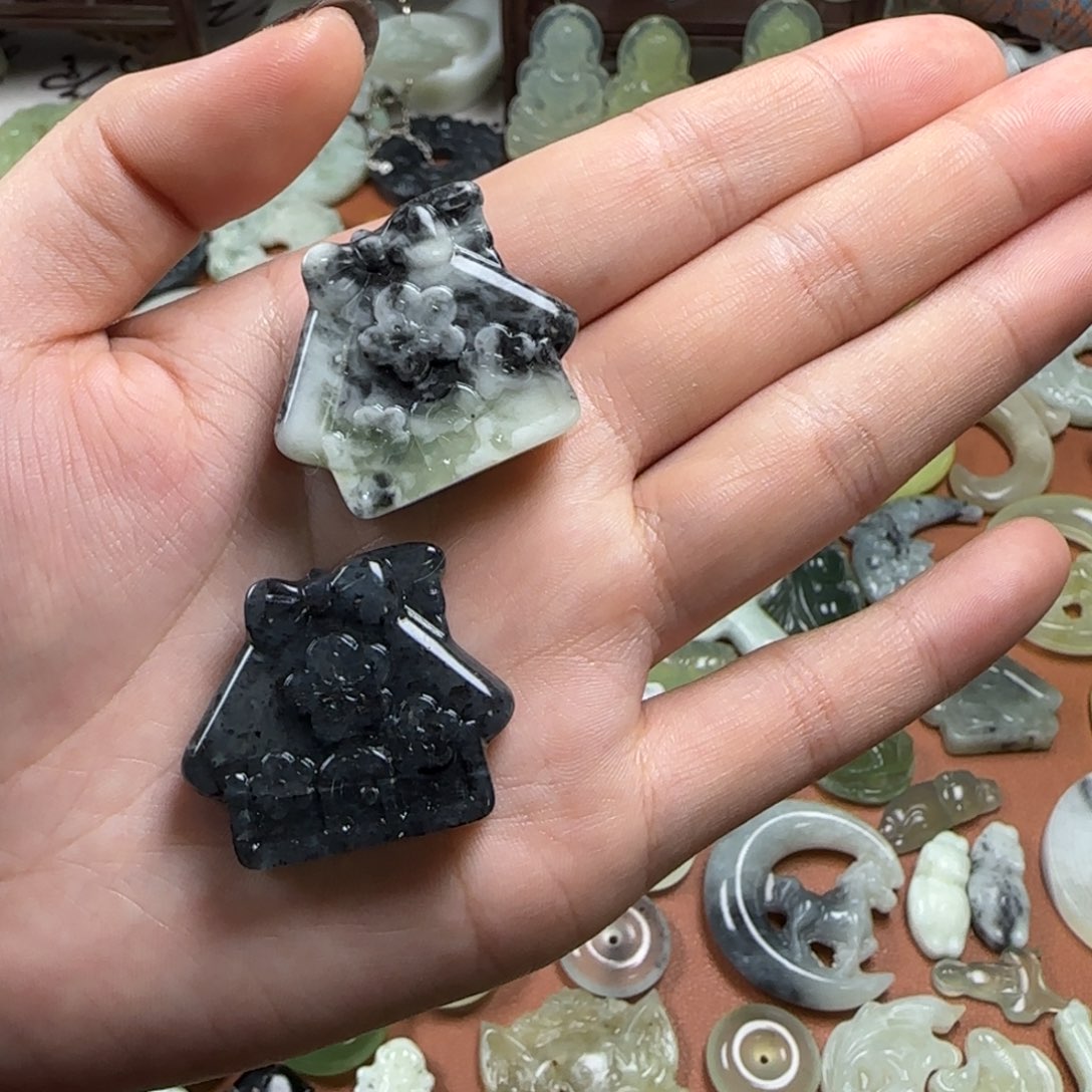 半***桃蛇纹石玉未镶嵌颈饰圣诞小房子