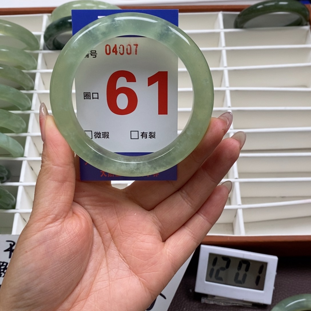 岫玉手镯未镶嵌我