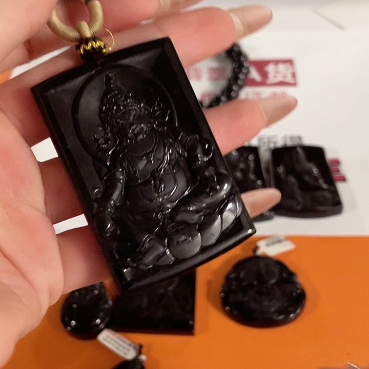 翡翠挂件未镶嵌遇***我翡翠吊坠