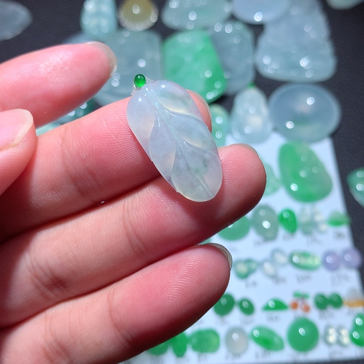 翡翠颈饰未镶嵌叶子