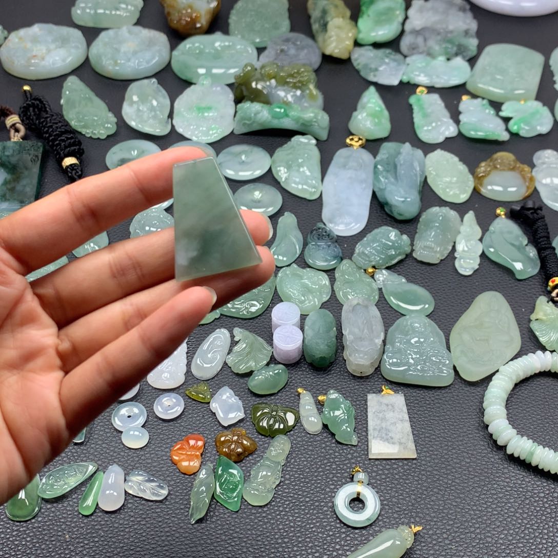 翡翠颈饰未镶嵌无事牌