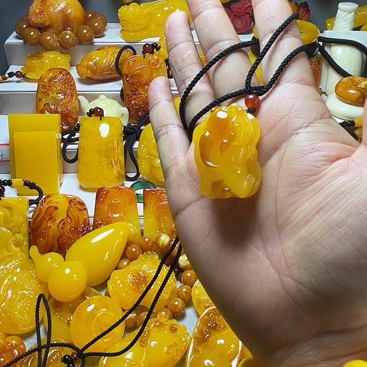 俏色貔貅挂件 服饰配饰