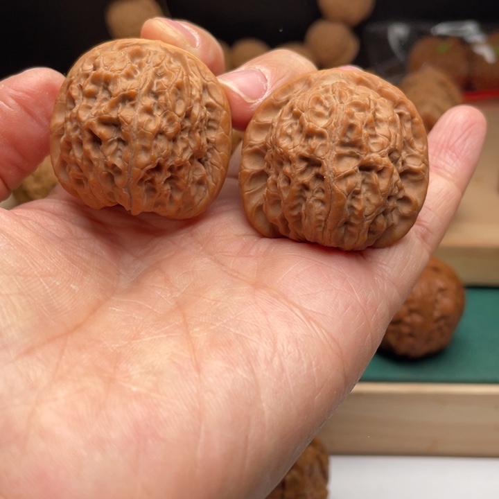 文玩核桃吊坠血麒麟