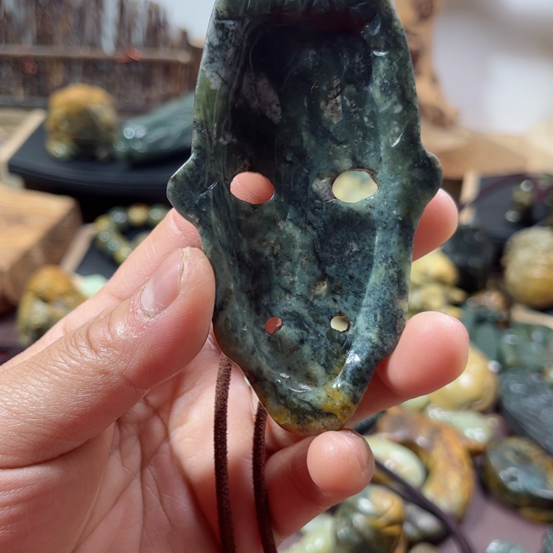 岫岩河磨玉（透闪石质玉）挂件未镶嵌好***?