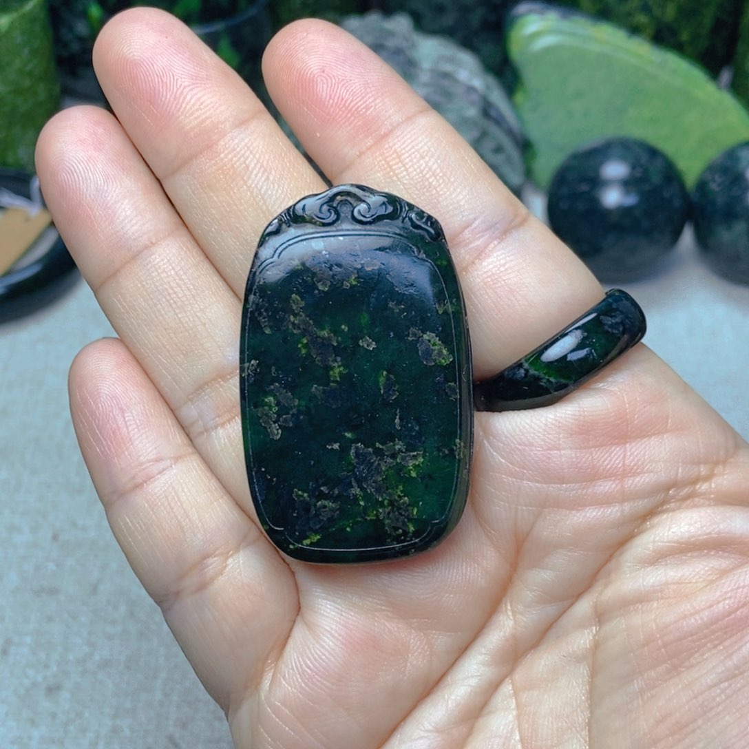 蛇纹石玉颈饰未镶嵌双面雕无事牌微瑕