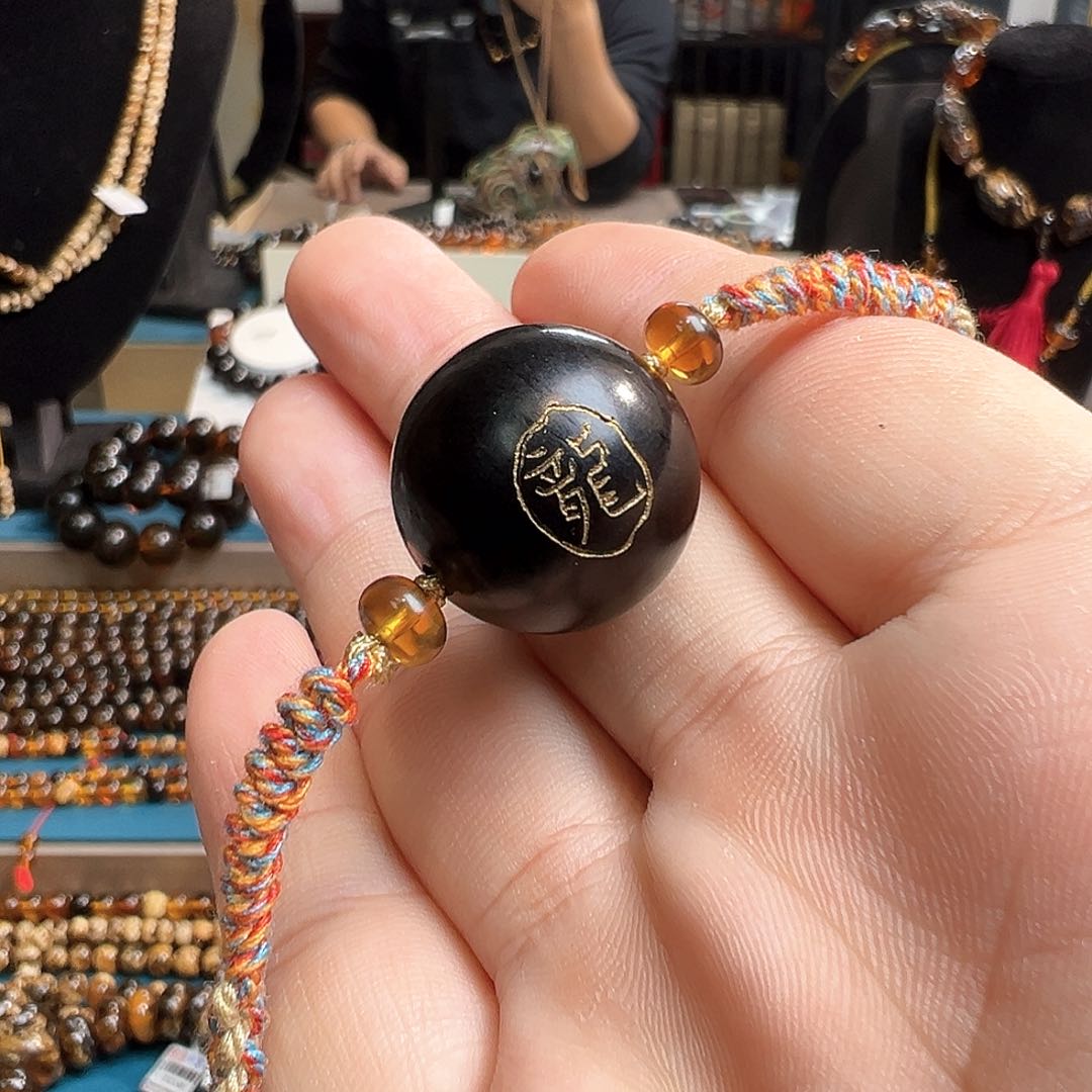 琥珀颈饰未镶嵌抚顺