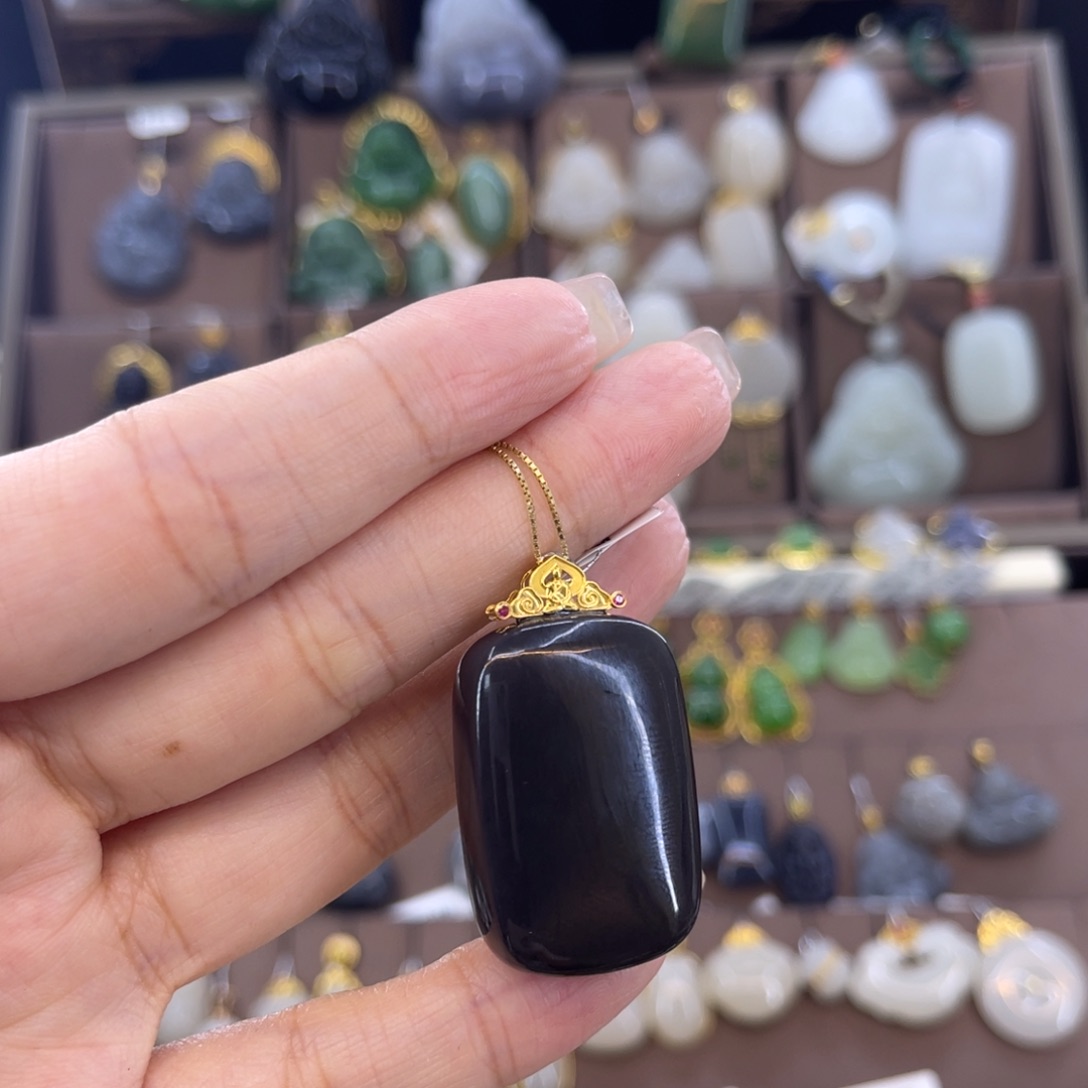 和田玉吊坠18K金镶嵌