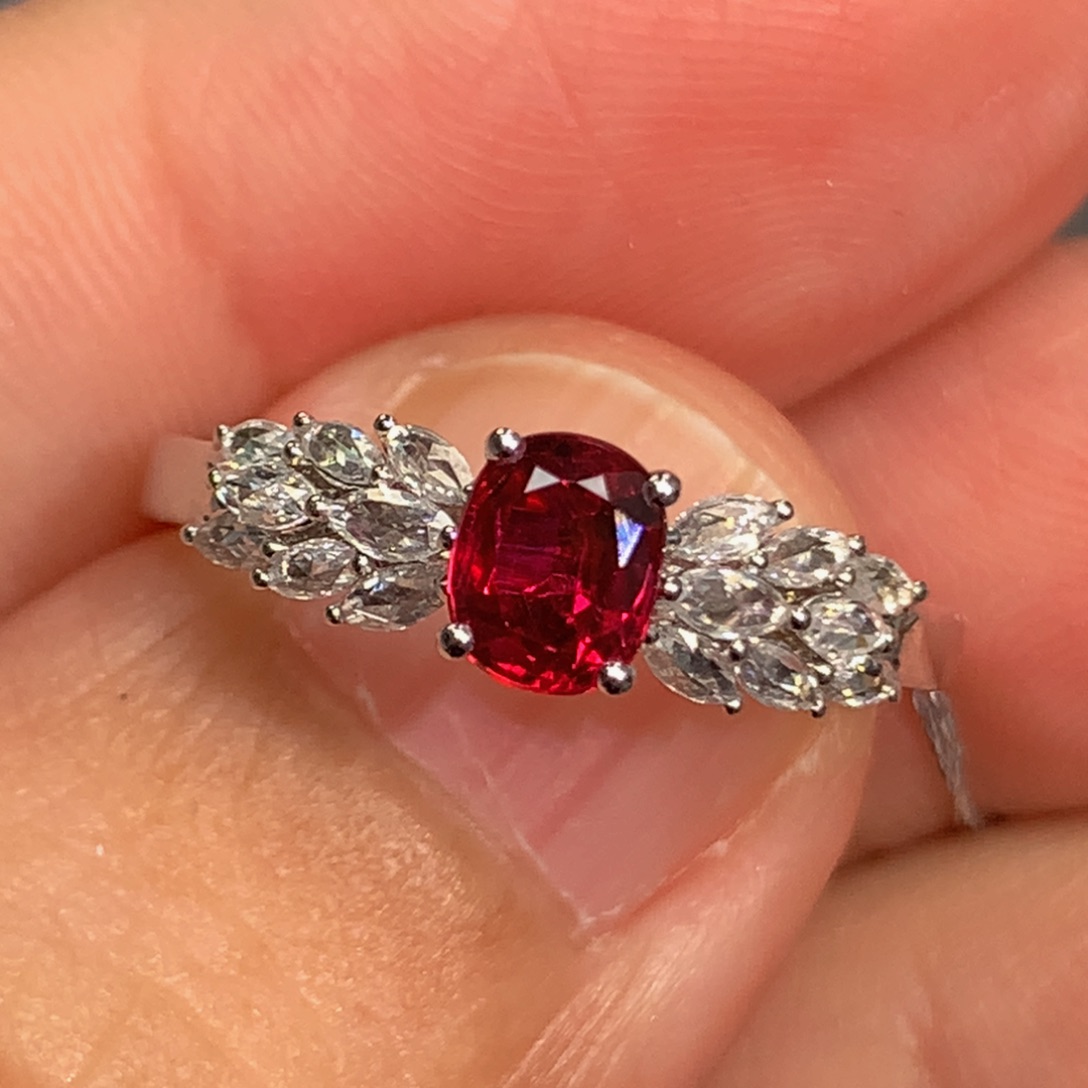 红宝石戒指18K金镶嵌