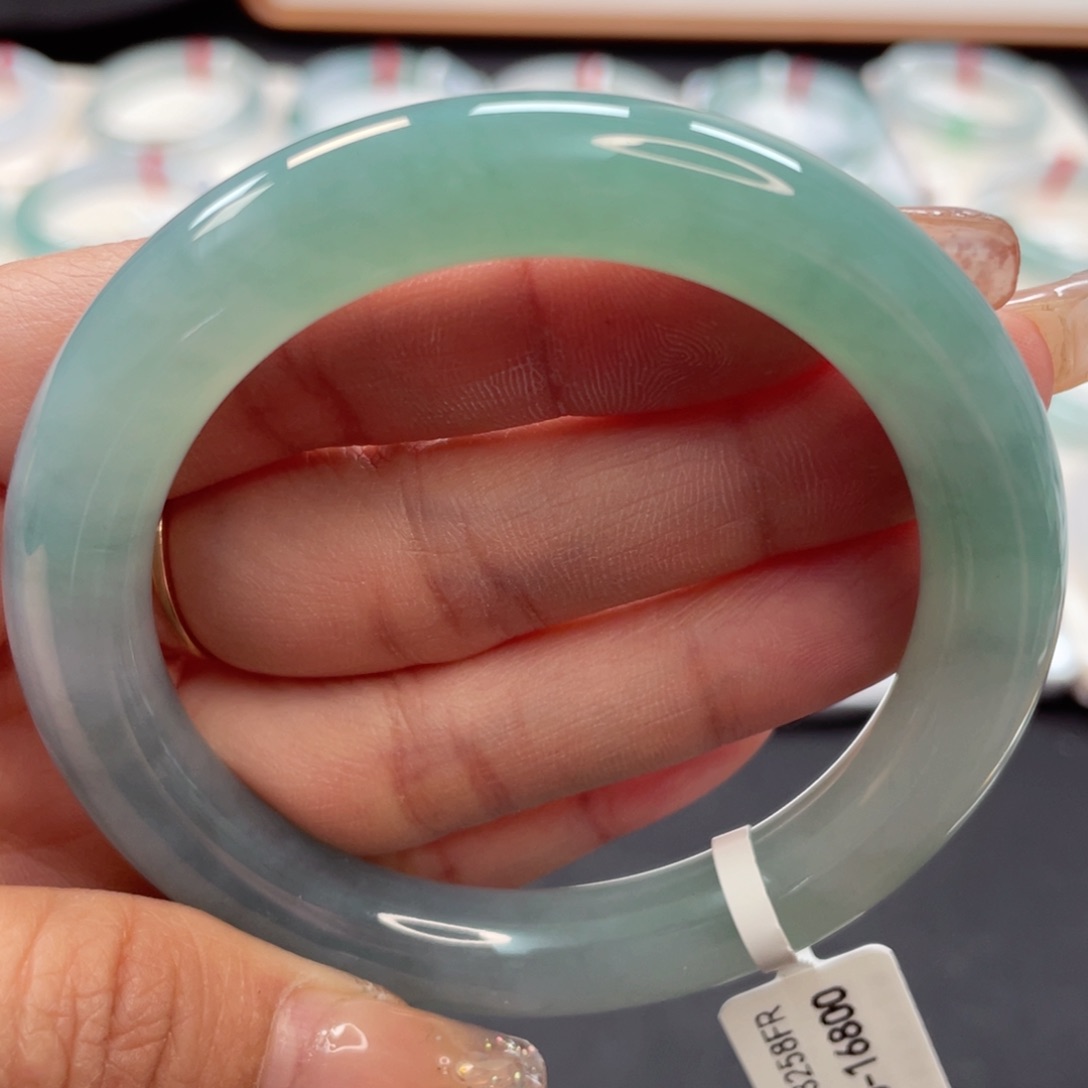 【闪购商品】翡翠手镯未镶嵌53.5胶润湖水绿圆条5号