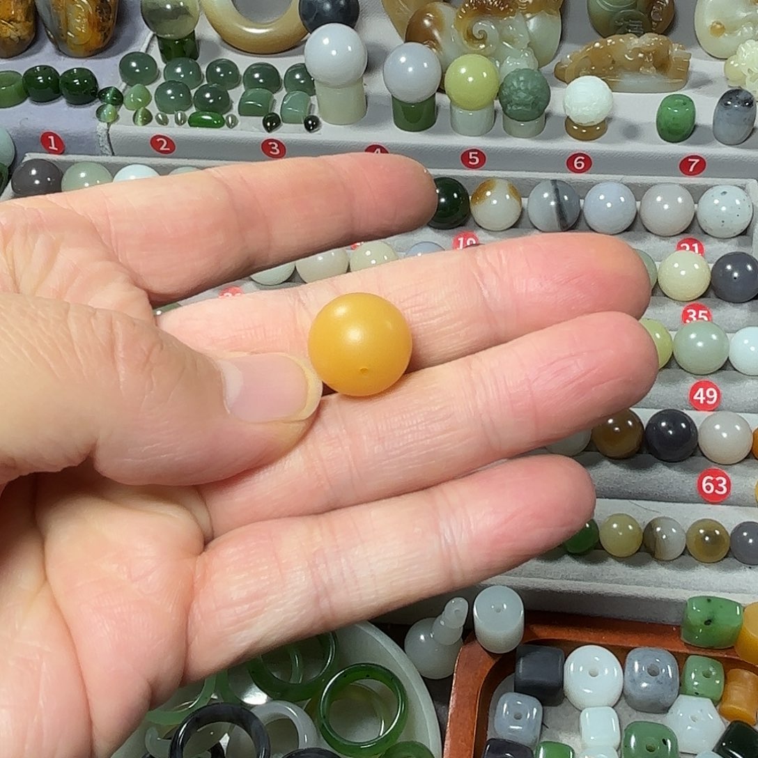 未镶嵌珠子石英质玉（缅黄）六*一