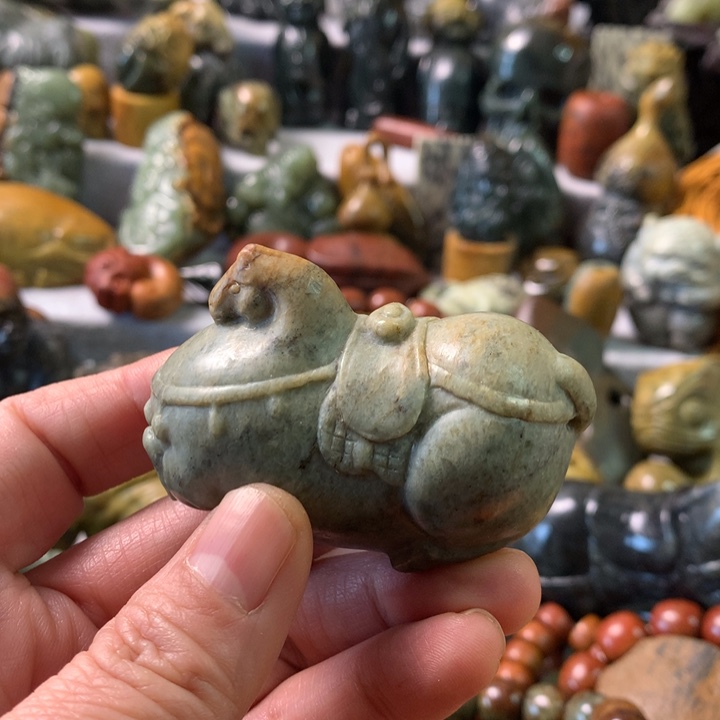 未镶嵌岫岩河磨玉（透闪石质玉）把件