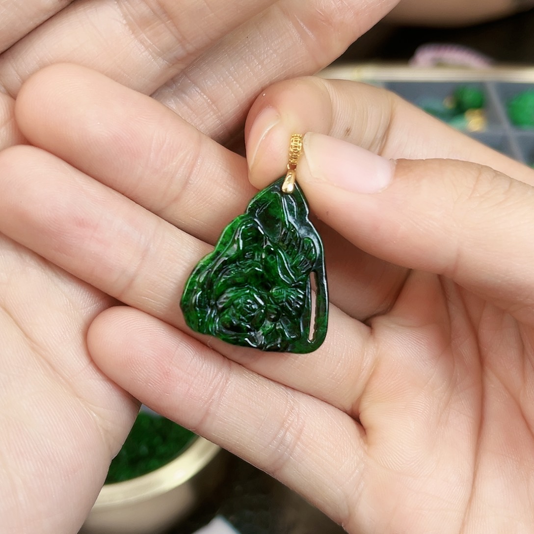 翡翠颈饰18K金镶嵌吊坠