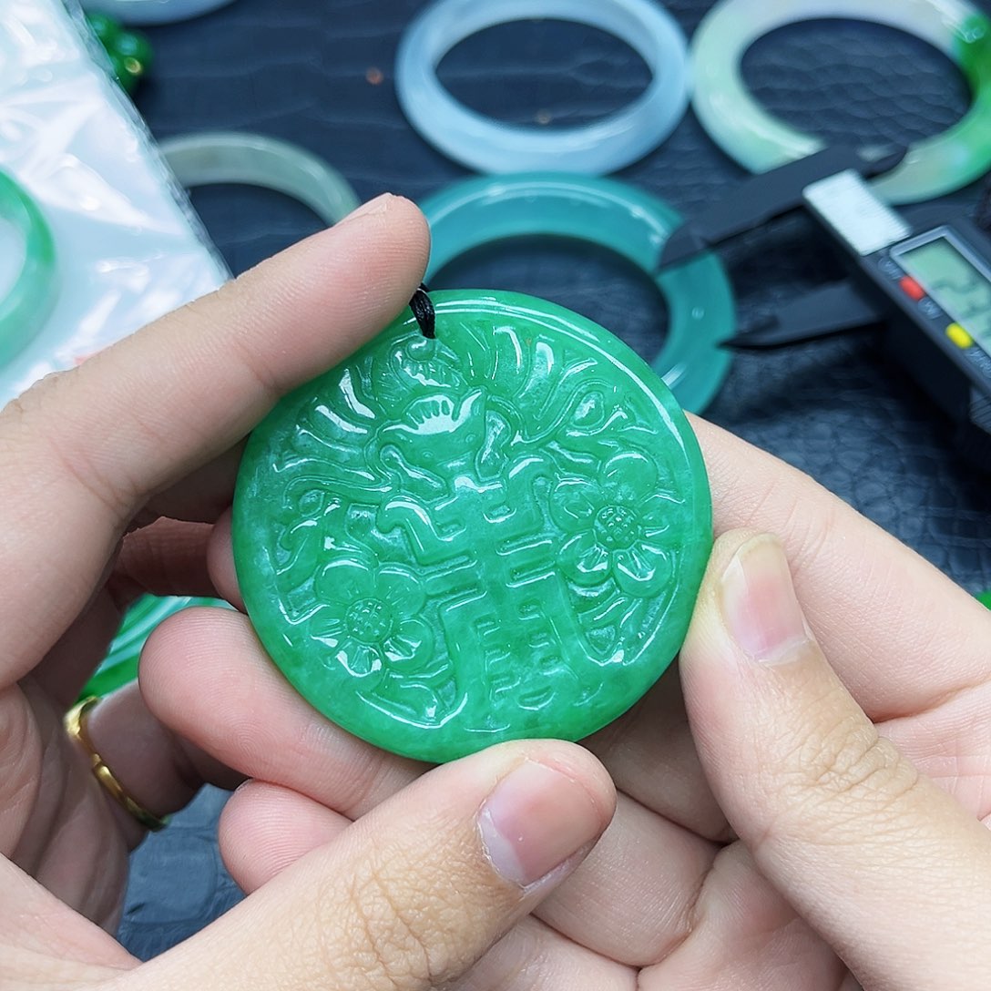 翡翠手镯未镶嵌多样性