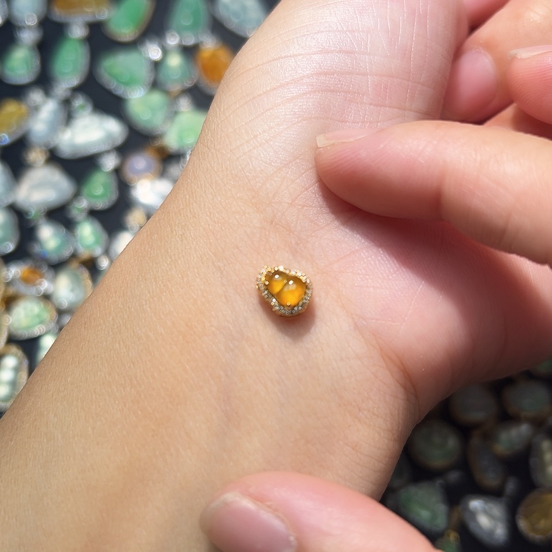 翡翠颈饰18K金镶嵌吊坠