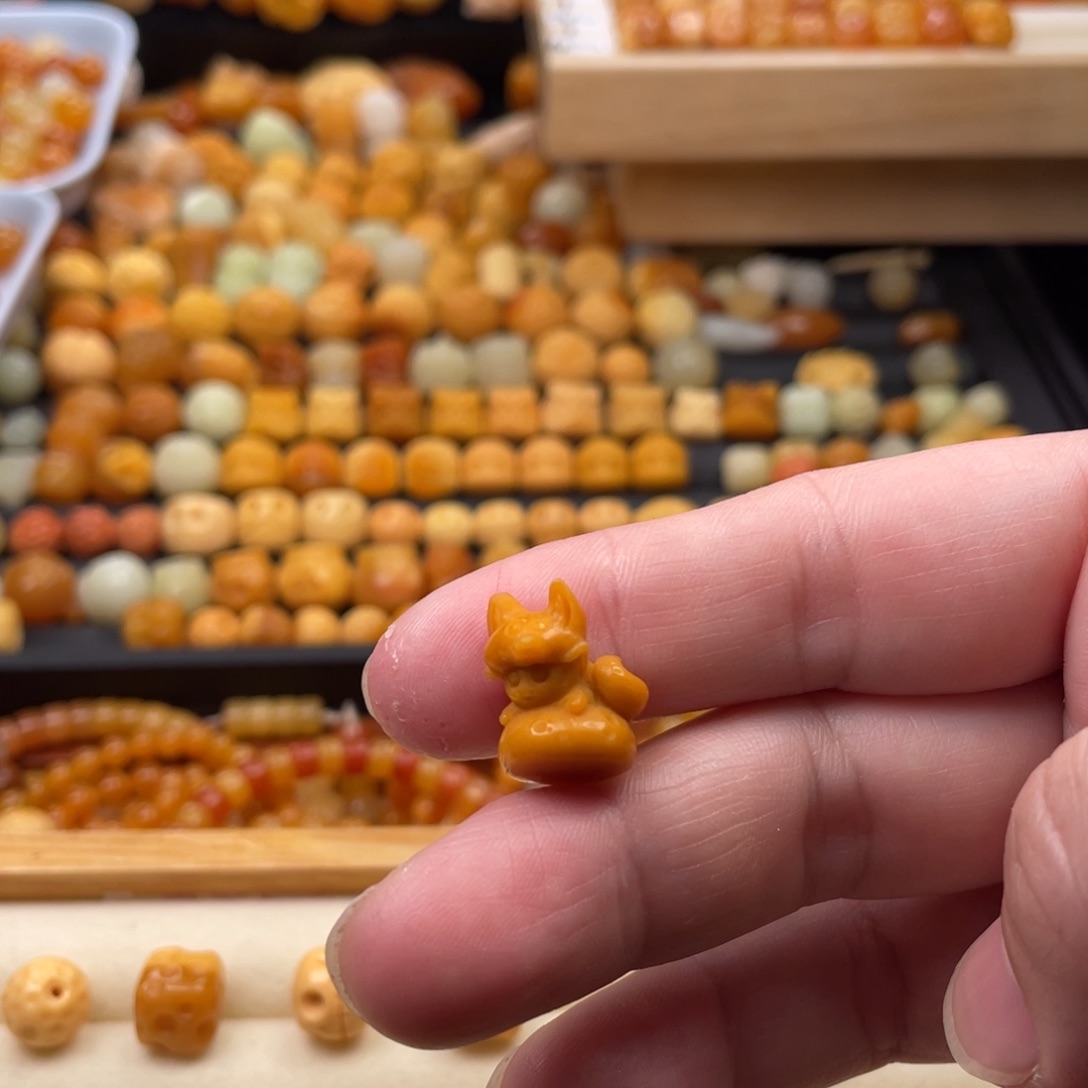 小***萌石英质玉（缅黄）未镶嵌饰品