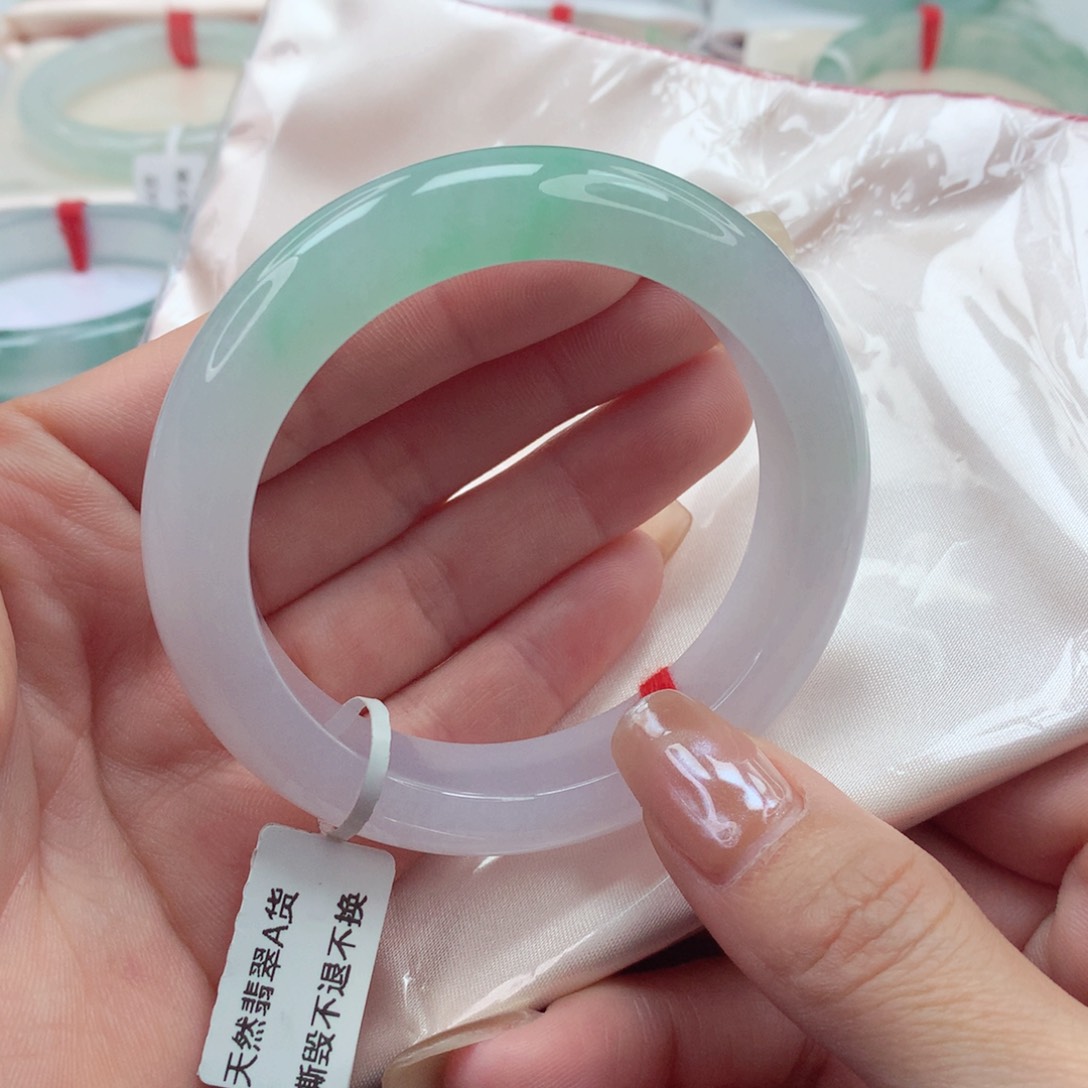 翡翠手镯未镶嵌54圈口 仙气飘飘冰胶淡春彩