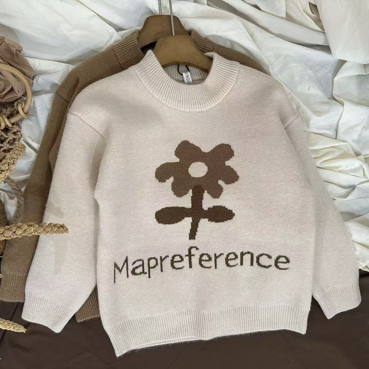 新款女童秋季加绒花朵字母套头外套洋气女童时尚简约秋冬款毛衣